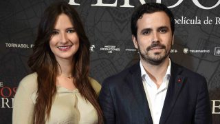 El politico Alberto Garzón y su novia Anna Ruiz durante la premiere de la película 