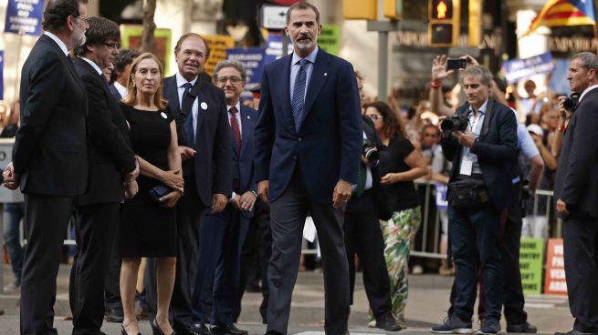 EN IMÁGENES | El rey Felipe VI acude sin la reina a la manifestación contra el terrorismo en Barcelona