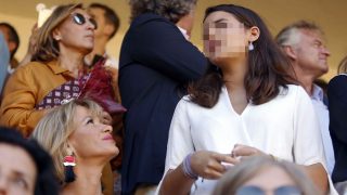 Susana Griso y Cayetana Rivera quien aparece pixelada /Gtres