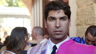 Cayetano Rivera con el traje de luces que se ha hecho para homenajear a su hermano /Gtres