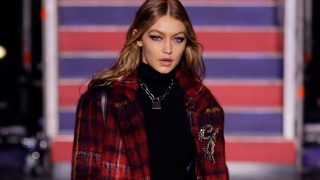 Gigi Hadid durante el desfile de Tommy Hilfiger en la Semana de la Moda de Londres / Gtres