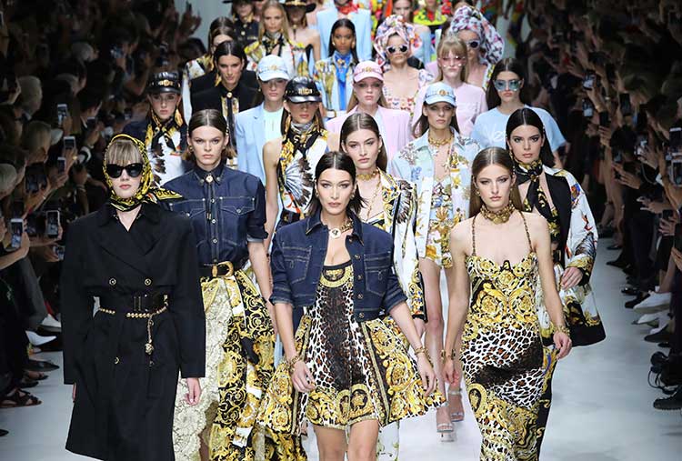 Desfile de Versace en la Semana de la Moda de Milán / Gtres