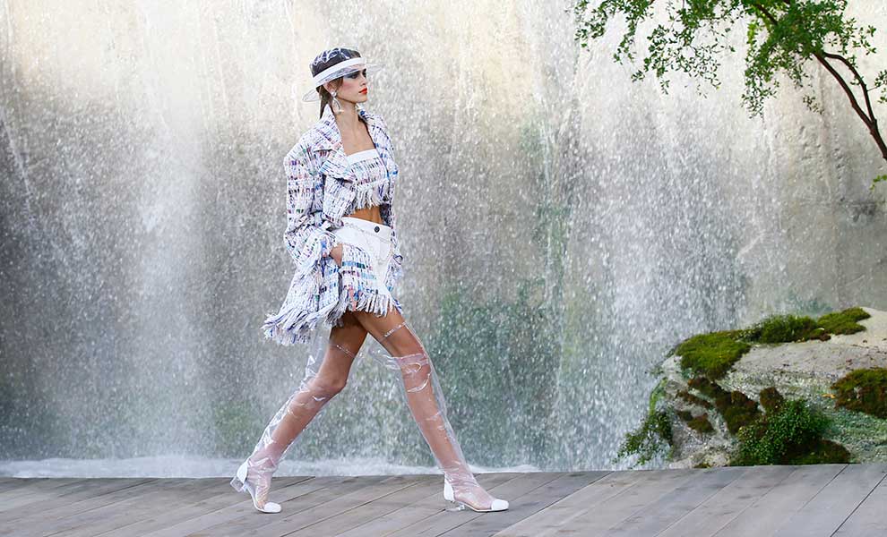 Difuminar Frugal Derechos de autor Paris Fashion Week | Chanel se rinde ante el plástico en su nueva colección