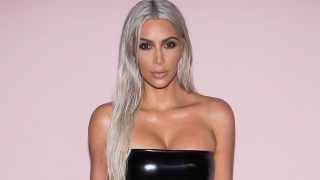 Kim Kardashian no se resiste a presumir de escote / Gtres