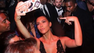 Kim Kardashian en plena acción durante una fiesta / Gtres