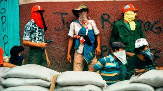 Susan Meiselas. Muchachos esperando el contraataque de la Guardia Nacional. Matagalpa, Nicaragua (1978) de la serie Nicaragua (c) Susan Meiselas / Magnum Photos, 2017.