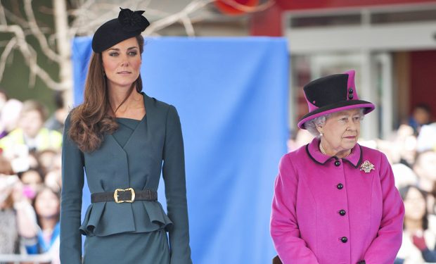 La reina Isabel y Kate Middleton/ Gtres