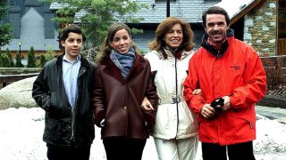 Alonso y Ana junto a sus padres /Gtres