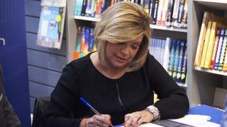 Terelu Campos firmando ejemplares este viernes en Getafe /Gtres