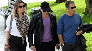 Antonio Banderas junto a su hermano Francisco Javier y Nicole Kimpel /Gtres