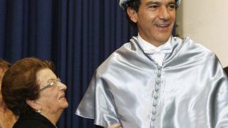 Antonio Banderas junto a su madre en su nombramiento como Doctor Honoris Causa en la Universidad de Málaga /Gtres