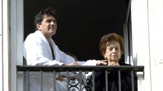 Antonio Banderas junto a su madre durante una procesión de Málaga /Gtres