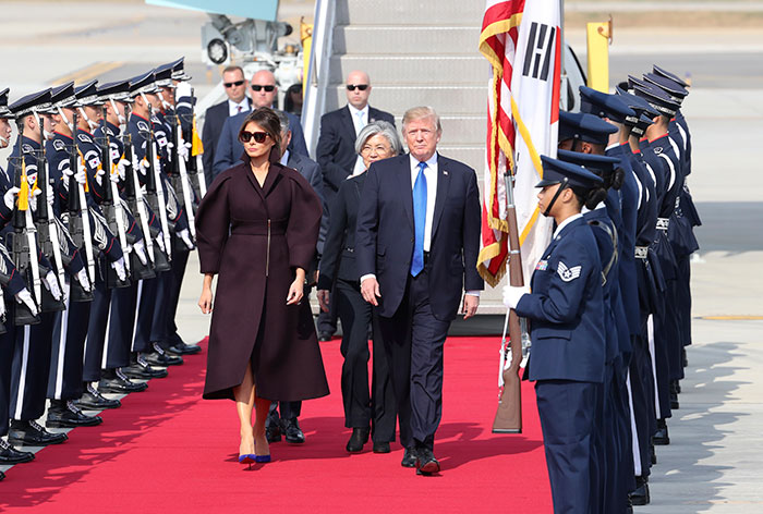 Melania Trump abrigo Delpozo corea del sur