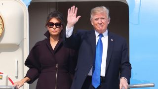 Melania Trump con abrigo de Delpozo en su llegada a Corea del sur. / Gtres