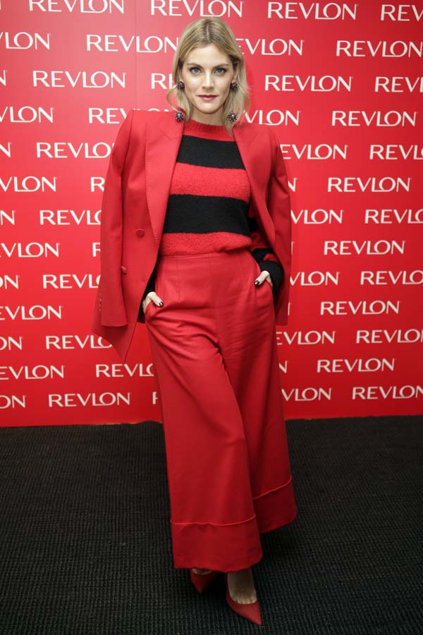 Amaia Salamanca traje rojo culotte revlon