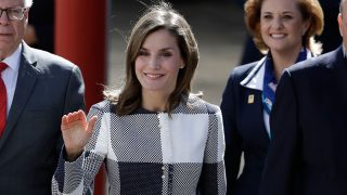 La reina Letizia ha estrenado una chaqueta de Hugo Boss en su primer look durante su fugaz visita a México/ Gtres