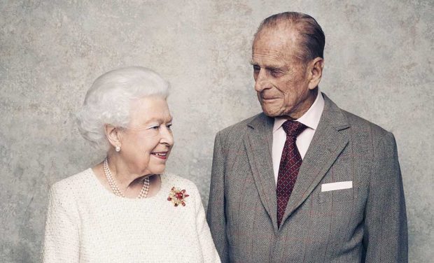 Imagen oficial de las bodas de titanio de la Reina y el duque de Edimburgo / Gtres