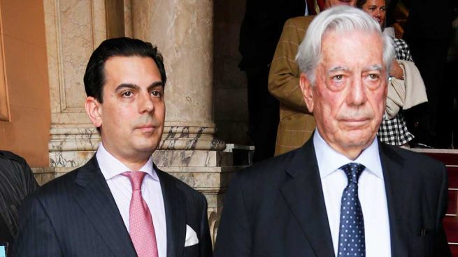 Mario Vargas Llosa y su hijo