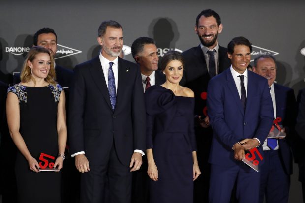 Los Reyes con los premiados / Gtres