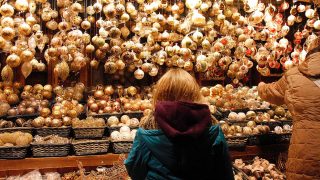 Niña comprando decoración navideña en un mercadillo / Gtres