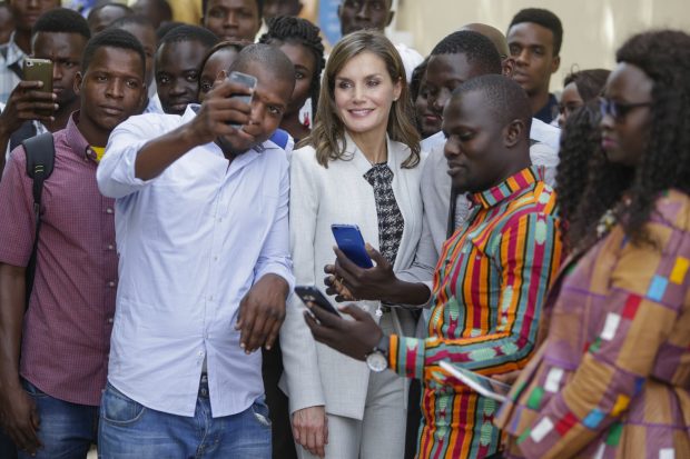 La reina Letizia sorprende al hacerse un ‘selfie’ en Dakar