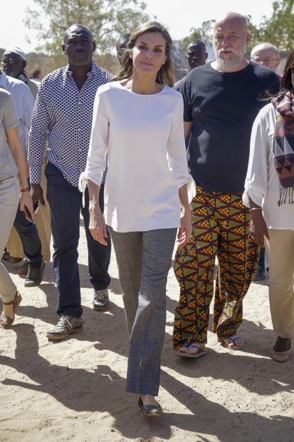 La Reina , todo ternura, en su despedida de Senegal