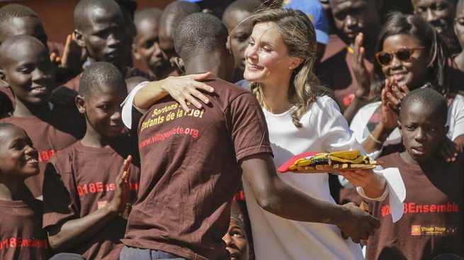 La Reina , todo ternura, en su despedida de Senegal