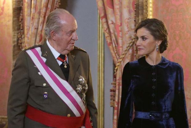 La emoción contenida del rey Juan Carlos ante el homenaje de Felipe VI