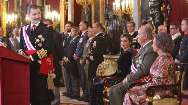 La emoción contenida del rey Juan Carlos ante el homenaje de Felipe VI