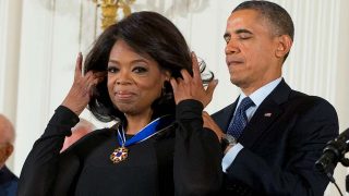 Oprah Winfrey recibe la Medalla Presidencial de la Libertad de manos de Barack Obama en 2013 / Gtres