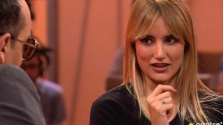 Alba Carrillo se sienta en el ‘Chester’/Mediaset