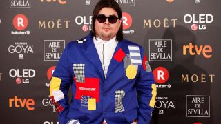 Brays Efe, multicolor en la alfombra roja de los Premios Goya 2018