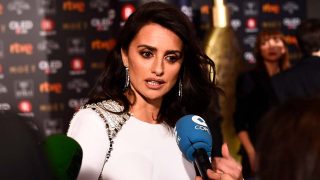 Penélope Cruz hace declaraciones sobre la alfombra roja de los premios Goya 2018 / Gtres