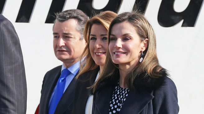 La reina Letizia en su llegada al Centre Pompidou de Málaga junto a las autoridades / Gtres