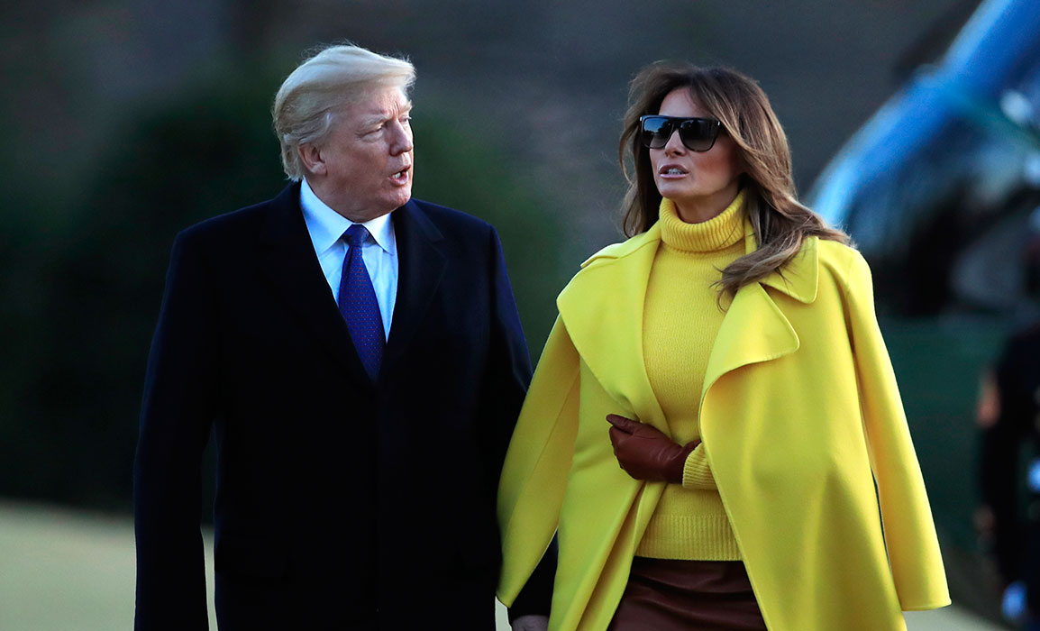 Melania Trump con abrigo amarillo