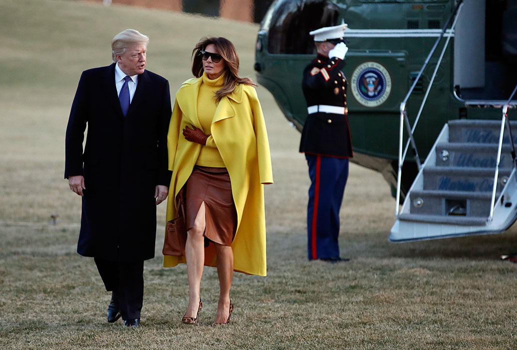 Melania Trump con abrigo amarillo