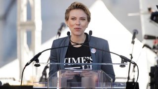 La actriz Scarlett Johansson con camiseta del movimiento Time’s Up. / Gtres