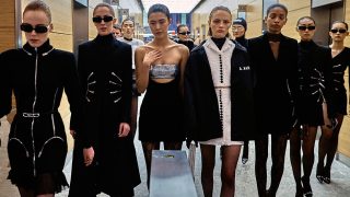 Las modelos de Alexander Wang antes de subirse a la pasarela / Gtres