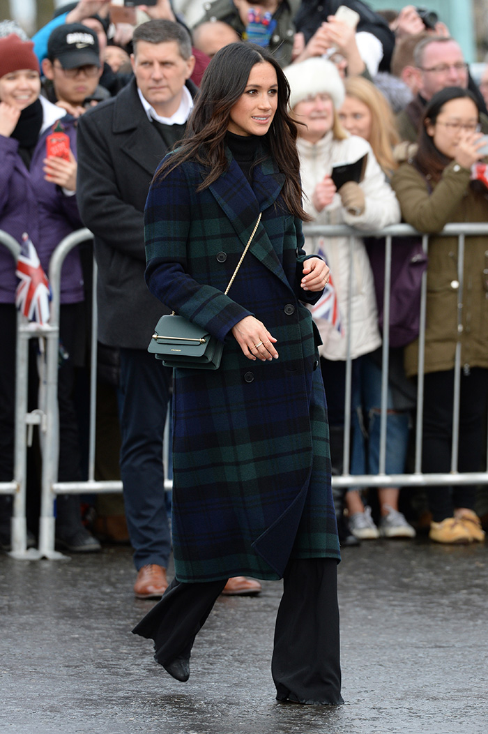 Meghan Markle en su visita a Edimburgo con abrigo de cuadros tartán