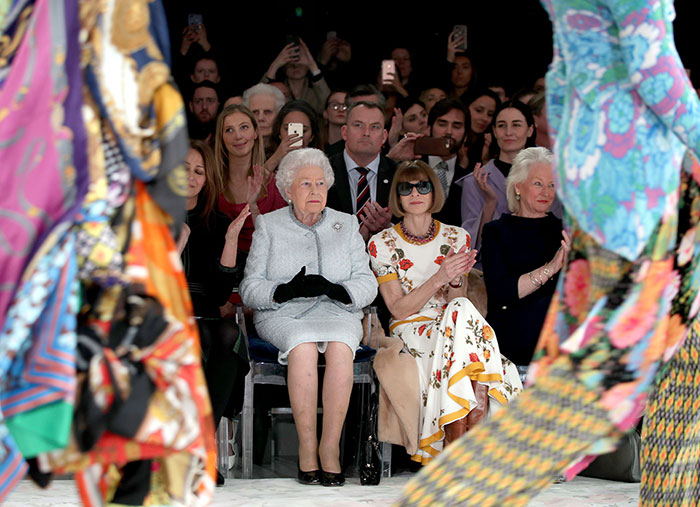 Isabel II y Anna Wintour en el 'front ro' de la London Fashion Week / Gtres