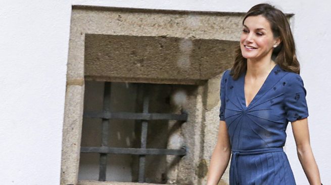 Doña Letizia desafía al frío y estrena look primaveral en pleno invierno