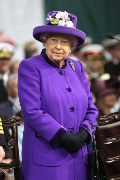 La reina Isabel apostó por el Ultraviolet apenas días después del anuncio de Pantone / Gtres