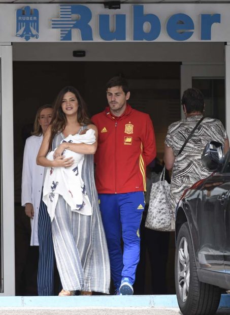 Sara Carbonero E Iker Casillas con Lucas a la salida de Ruber Internacional de Madrid en junio de 2016