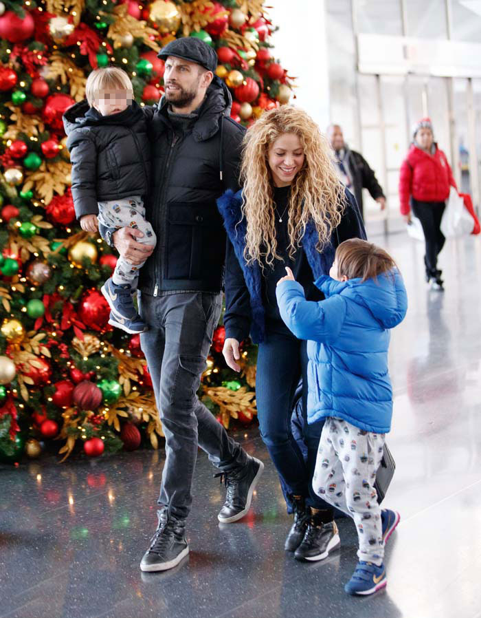 Piqué y Shakira con sus hijos