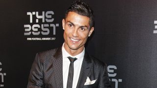 Cristiano Ronaldo se ha mostrado encantador con sus seguidores en Islandia./ Gtres