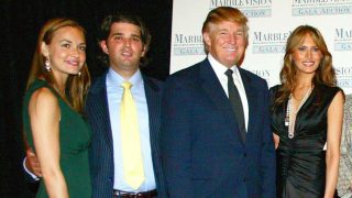 Trump y su hijo Donald Jr, junto a Vanessa y Melania Trump en una imagen de 2005 / Gtres