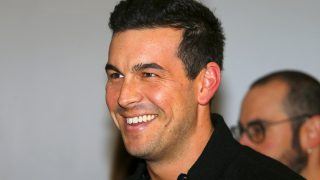 Mario Casas es visto por las calles de Madrid muy acaramelado con una chica/ Gtres