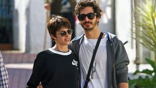 Úrsula Corberó y el Chino Darín por las calles de Málaga./ Gtres
