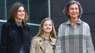 La reina Letizia, la princesa Leonor y la reina Sofía durante su visita al rey Juan Carlos. (Gtres)