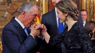 Rebelo de Sousa besa la mano de doña Letizia en su primera visita oficial a España en 2016 / Gtres